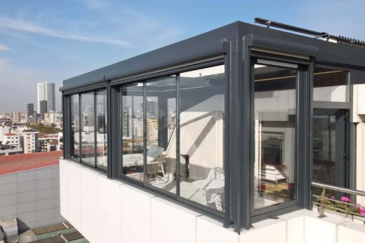 Enceinte en verre avec portes coulissantes pour toits, parfaite pour rénovations".