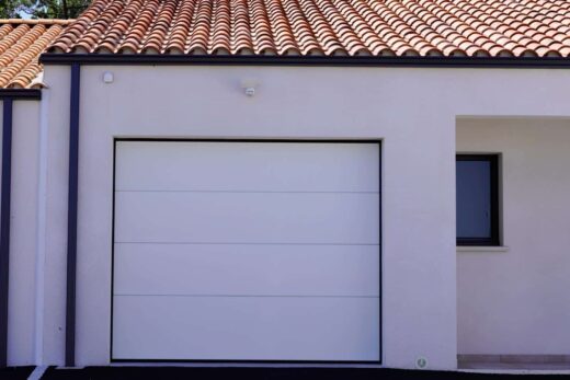 Garage moderne et élégant à Mortagne-du-Nord signé SJH Menuiserie.