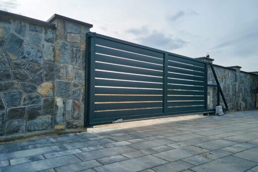 Portail coulissant moderne, installé à Mortagne-du-Nord par SJH Menuiserie.
