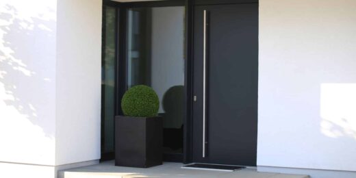 Une entrée contemporaine à Saint-Amand-les-Eaux avec une porte d'entrée noire élégante.