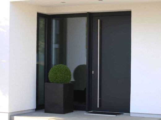 Une entrée contemporaine à Saint-Amand-les-Eaux avec une porte d'entrée noire élégante.