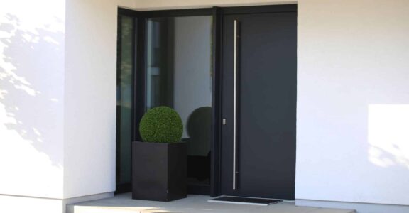Une entrée contemporaine à Saint-Amand-les-Eaux avec une porte d'entrée noire élégante.